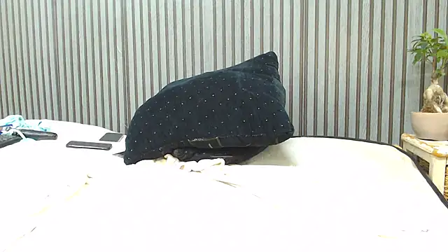 ROYALASS25 webcam