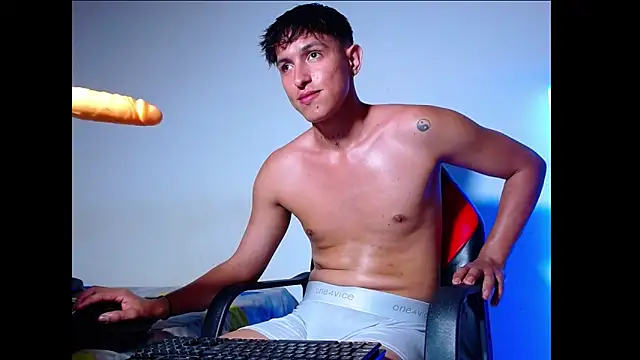 rowanbig live cam on StripChat