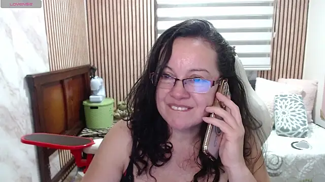 Sonialorens_ live cam on StripChat