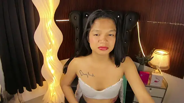 Naya_Hilton live cam on StripChat