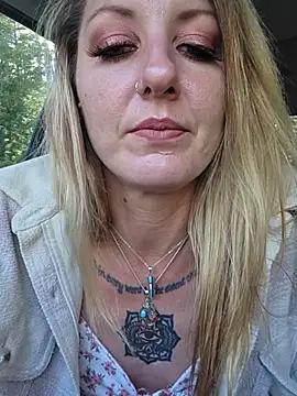 SheIsSomething webcam