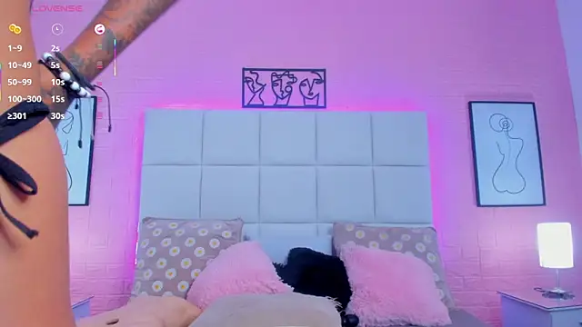 charlotte_kisss live cam on StripChat