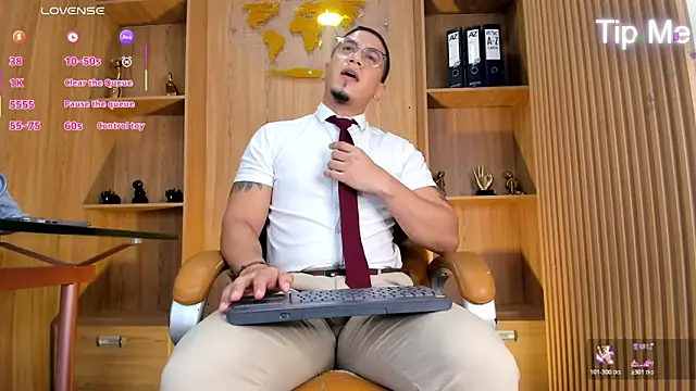 JoshMillerr_ live cam on StripChat