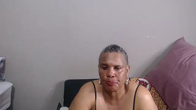GrandBustyMelon webcam