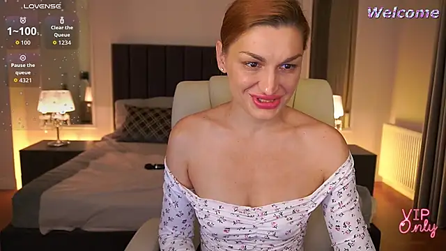 EllaGoldenn webcam