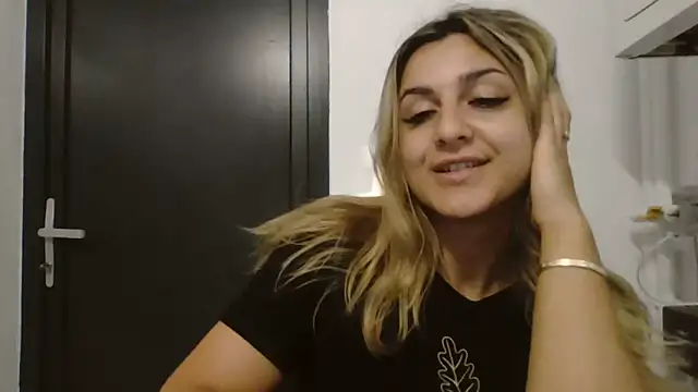NicolePlay live cam on StripChat