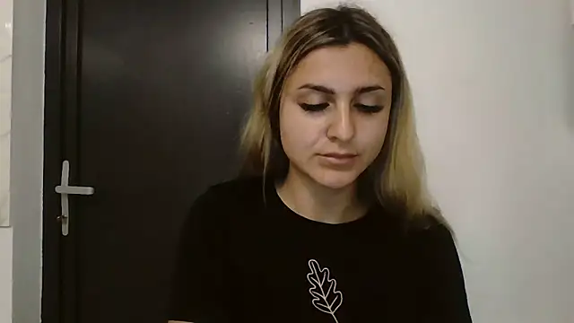 NicolePlay webcam