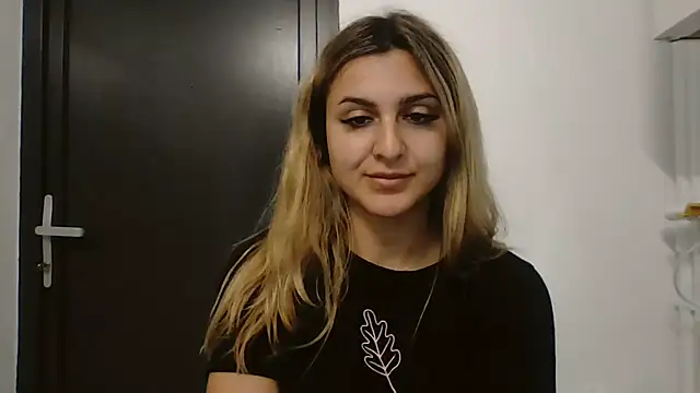 NicolePlay live cam on StripChat