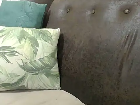bustylaura4u webcam