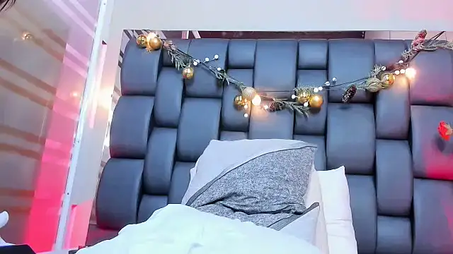 Isabella_falcon webcam