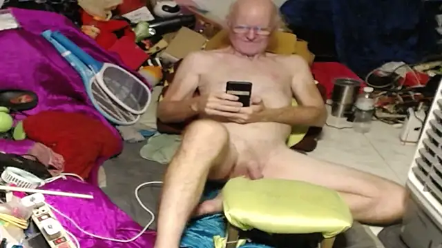 1CuteAndSexy69 live cam on StripChat