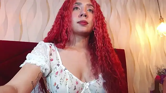 IsabelaLatina camgirl profile preview on Stripchat