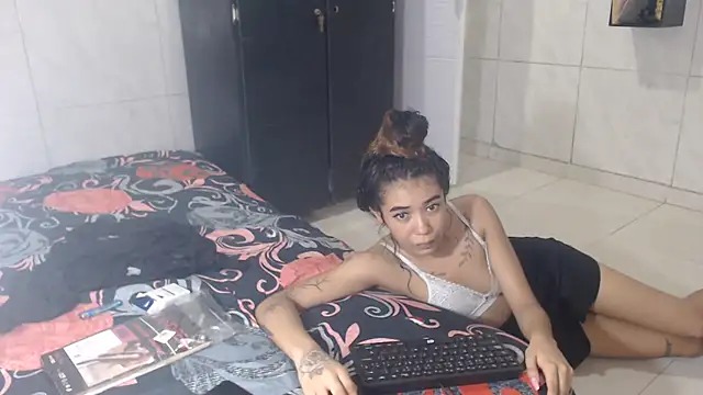 Triogirlhorny_ webcam