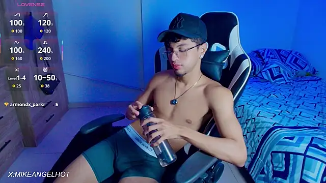 Angelligth live cam on StripChat