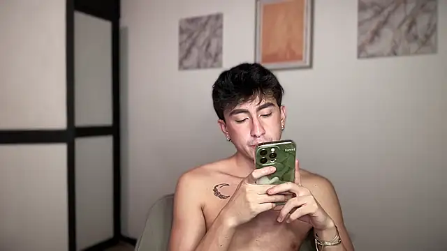 sweettaaron01 webcam