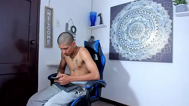 Adan_Oriol live cam on StripChat