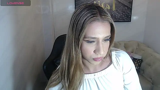 Evy_Luxx_v live cam on StripChat