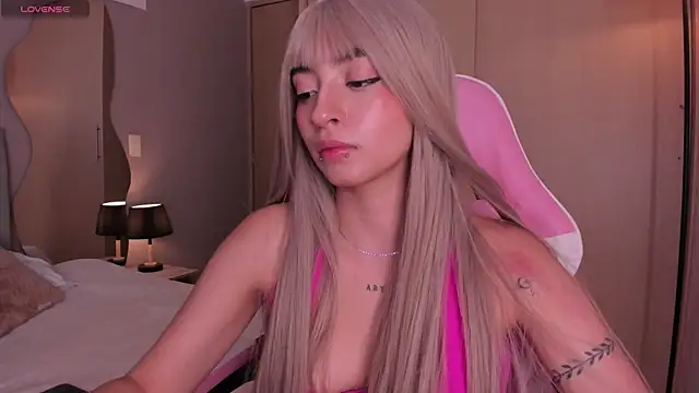 Zaray_star live cam on StripChat