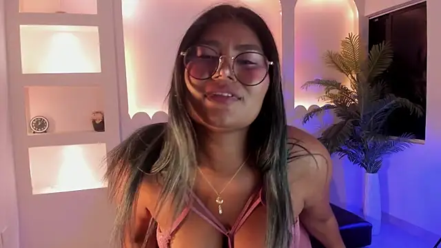 LizzCherrie live cam on StripChat
