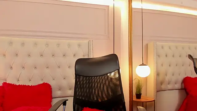 MillyHotsoon webcam