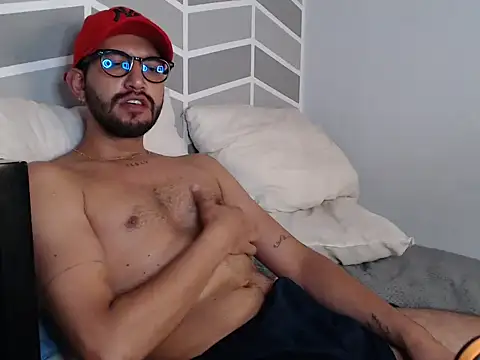 thomass1018 live cam on StripChat