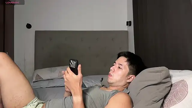 Addictiveboi live cam on StripChat