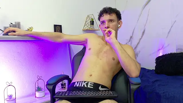 keen_black_ live cam on StripChat