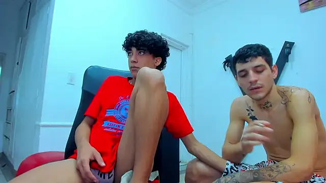 boy_max_latin live cam on StripChat