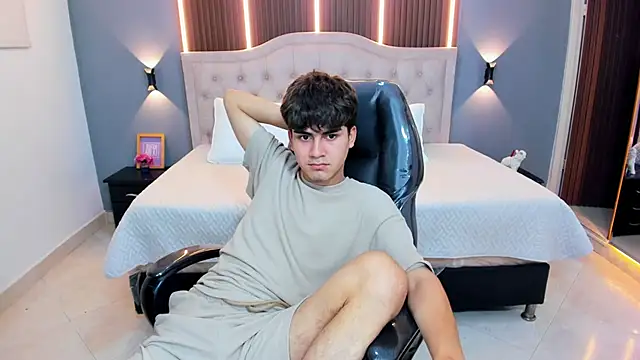 Tommy18__ live cam on StripChat