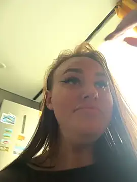 KiraSunshine live cam on StripChat
