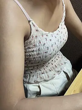 Mina048 webcam