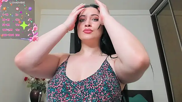 GoldenLunaa live cam on StripChat