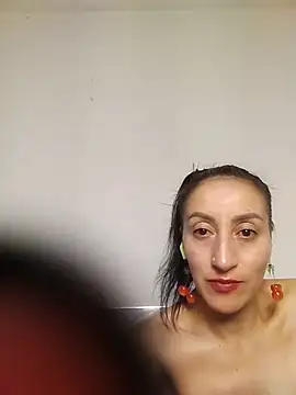 Oriana111 live cam on StripChat