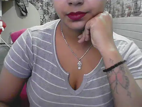 LovingPihu live cam on StripChat