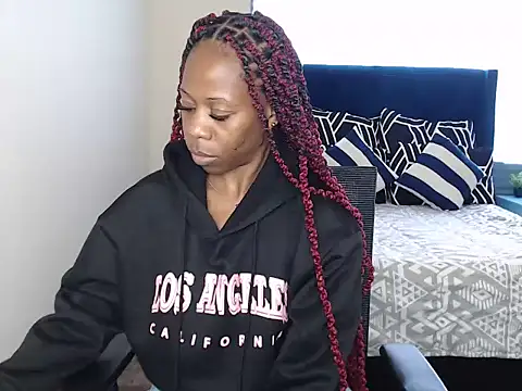 QUEENMANDYY live cam on StripChat