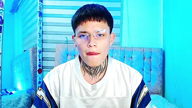 _justinmoon2 live cam on StripChat