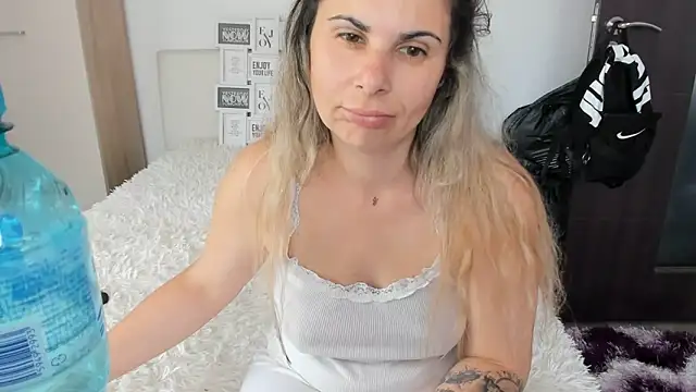 sweetemy4u live cam on StripChat