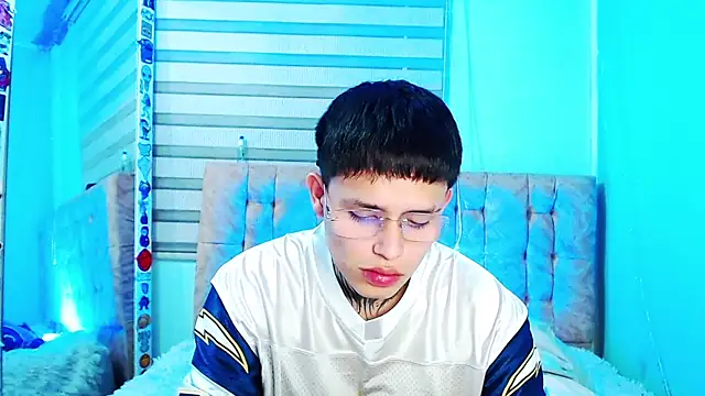 _justinmoon2 live cam on StripChat