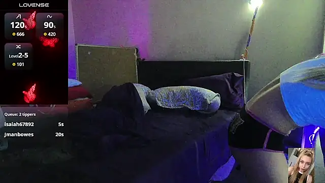Blondiewithanass live cam
