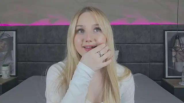 Sky_Cutie live cam on StripChat