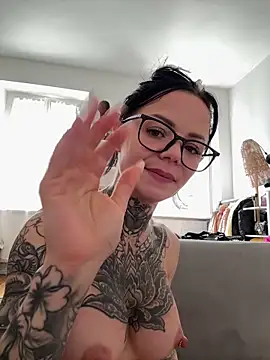 SkinnyLilly live cam on StripChat