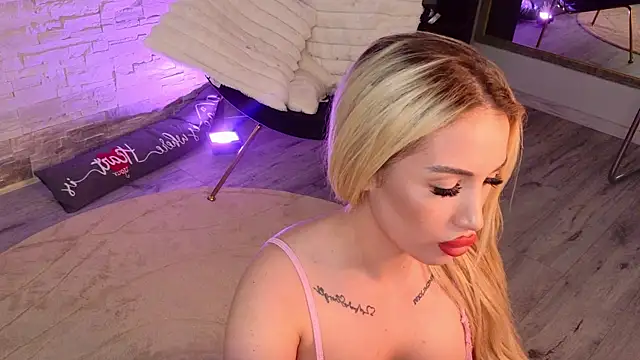 BlondieXStar webcam