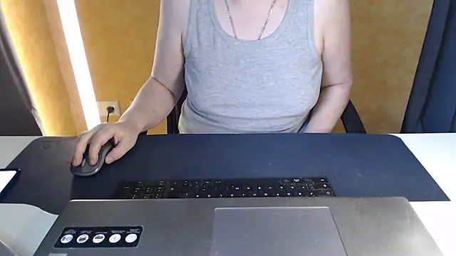 SweetPhoenix76 webcam