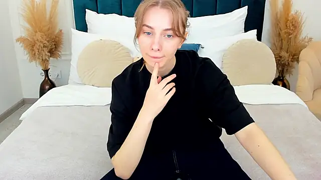 EricaLow webcam