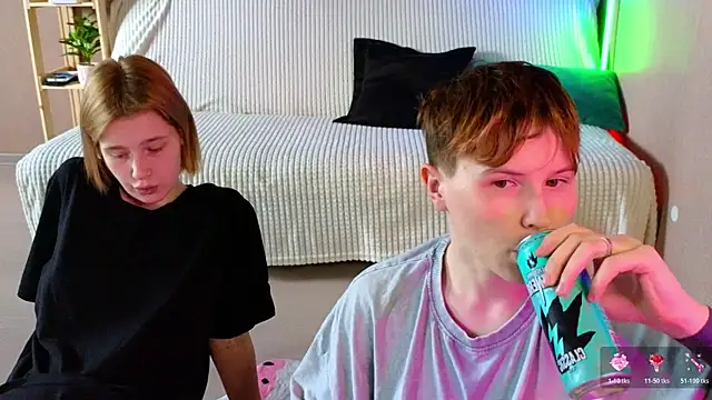 two_gerls_here