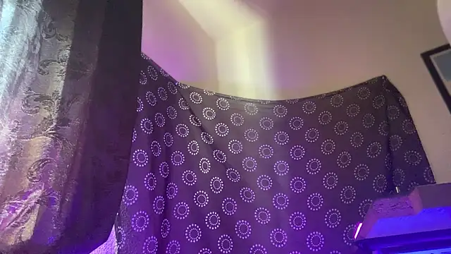 Guyst049 webcam