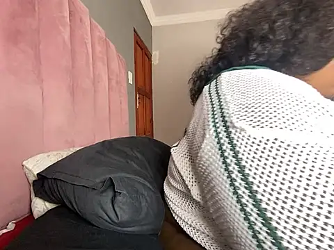 MissLola27 live cam on StripChat