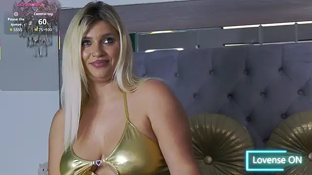 Lorehottie live cam on StripChat