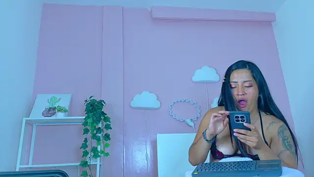 crystaltaylor__ - CrystalTaylor__'s free webcam - UK Sex Cams