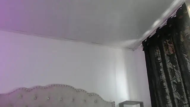 Abril_Squirt live cam on StripChat